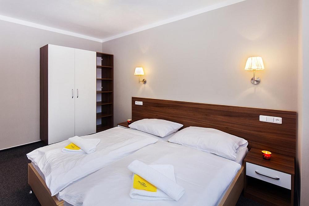Arkada Hotel Bucovice Экстерьер фото