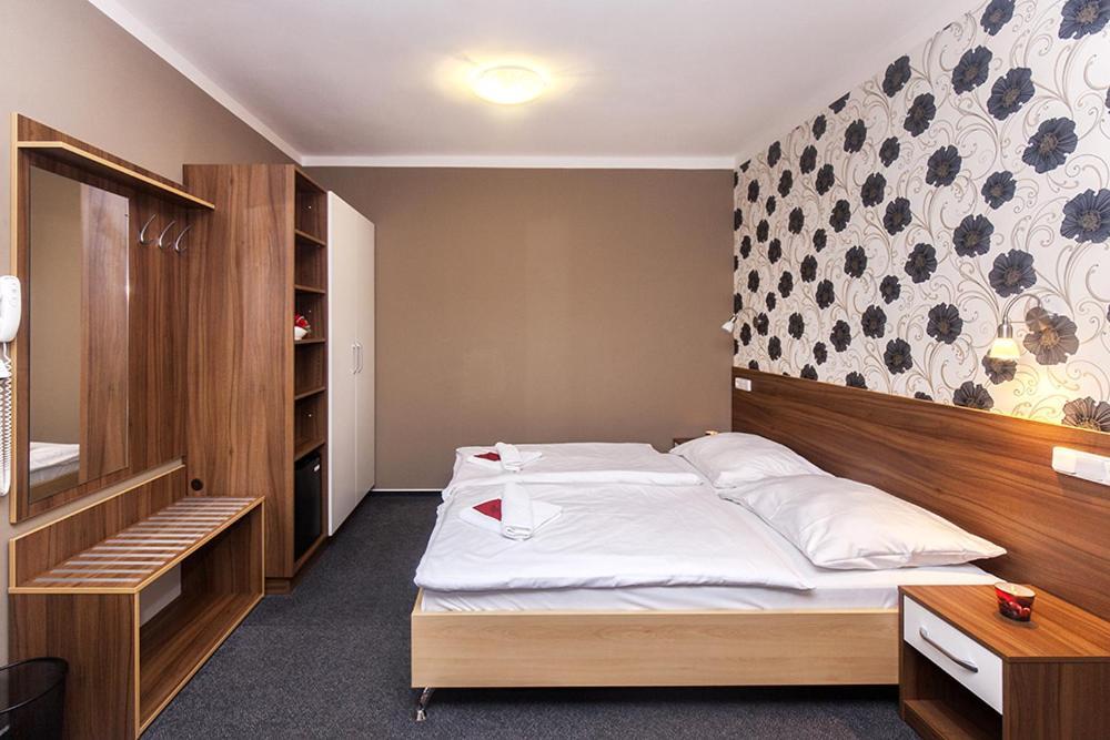 Arkada Hotel Bucovice Экстерьер фото