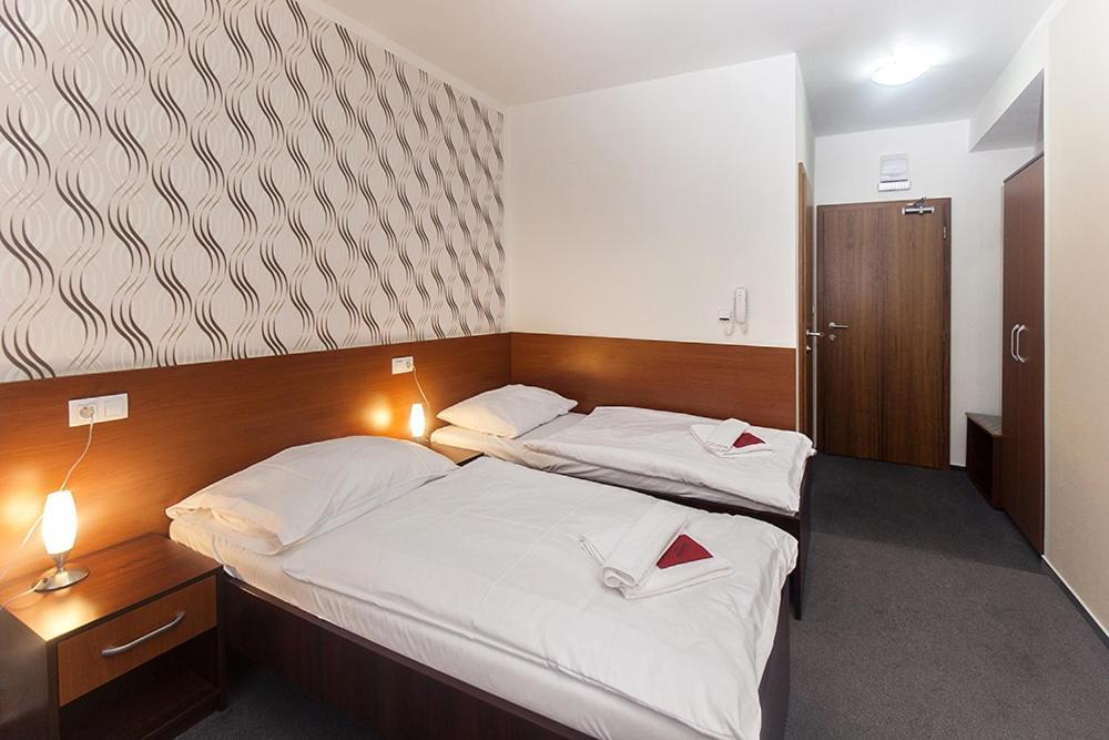 Arkada Hotel Bucovice Экстерьер фото