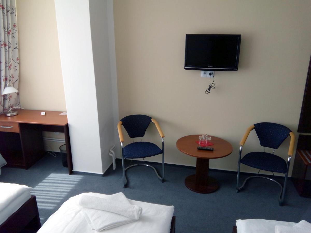 Arkada Hotel Bucovice Экстерьер фото