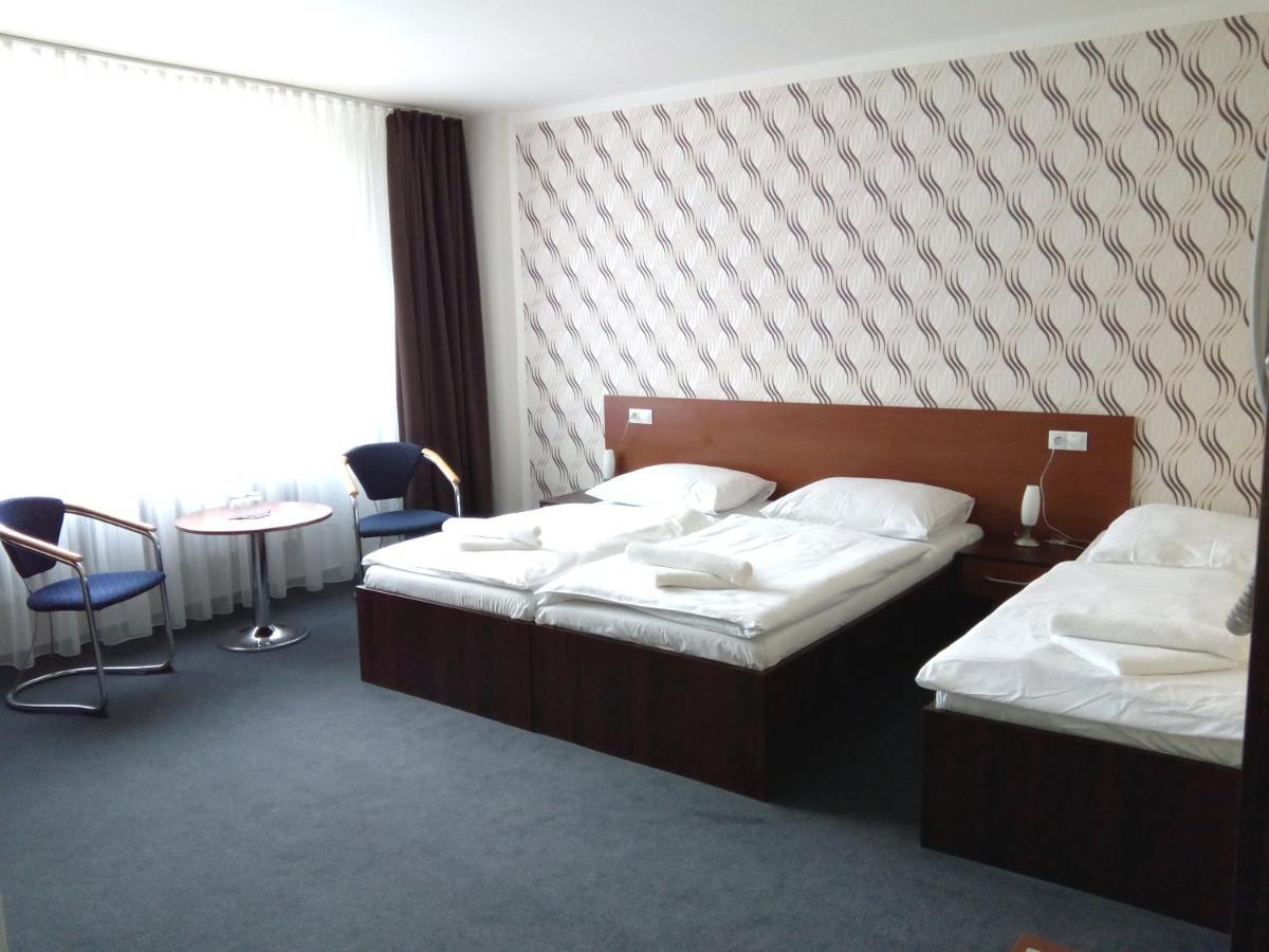Arkada Hotel Bucovice Экстерьер фото