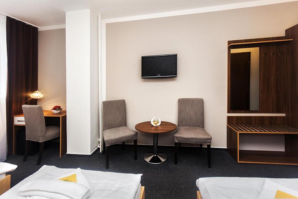 Arkada Hotel Bucovice Экстерьер фото