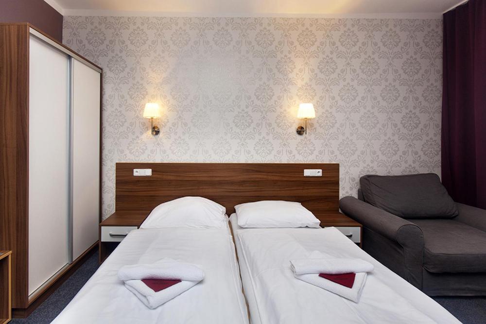 Arkada Hotel Bucovice Экстерьер фото