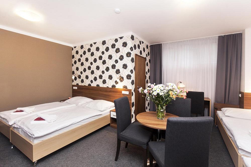 Arkada Hotel Bucovice Экстерьер фото