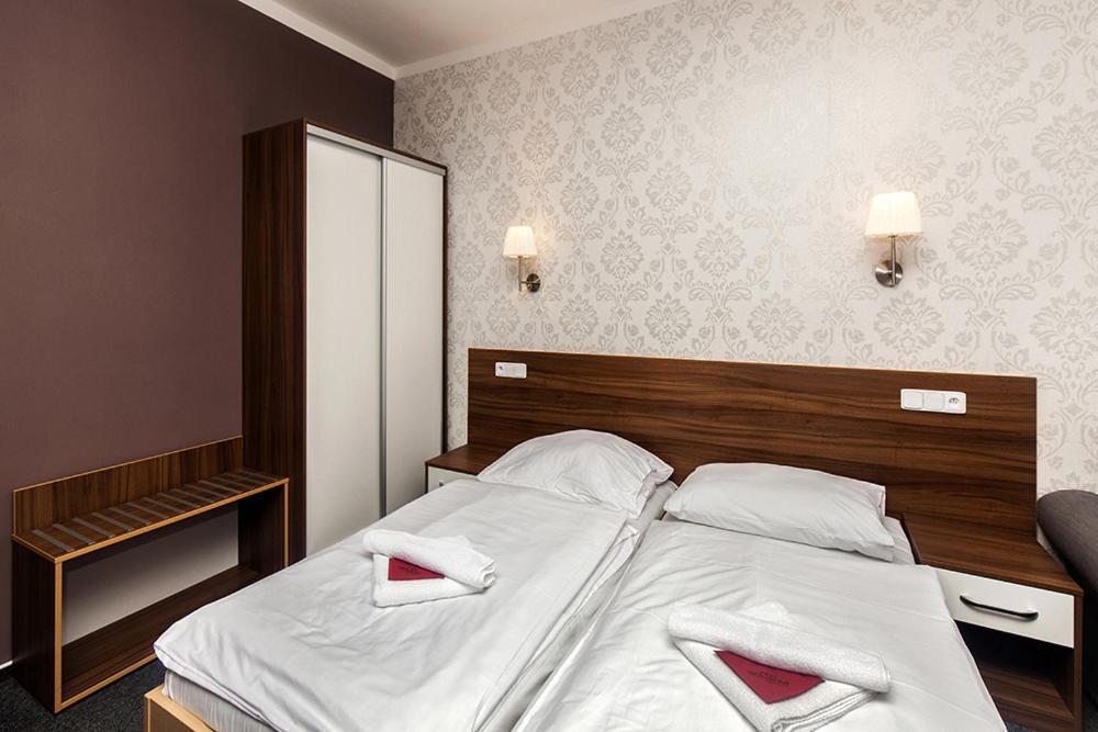 Arkada Hotel Bucovice Экстерьер фото