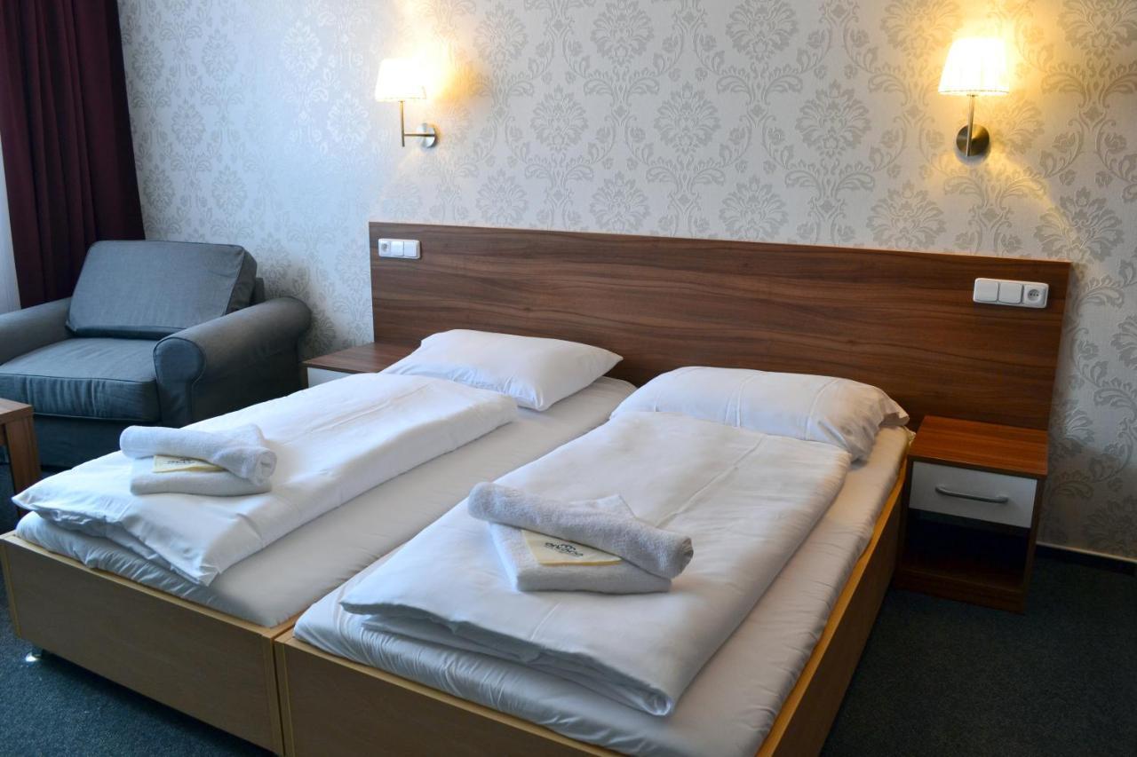 Arkada Hotel Bucovice Экстерьер фото