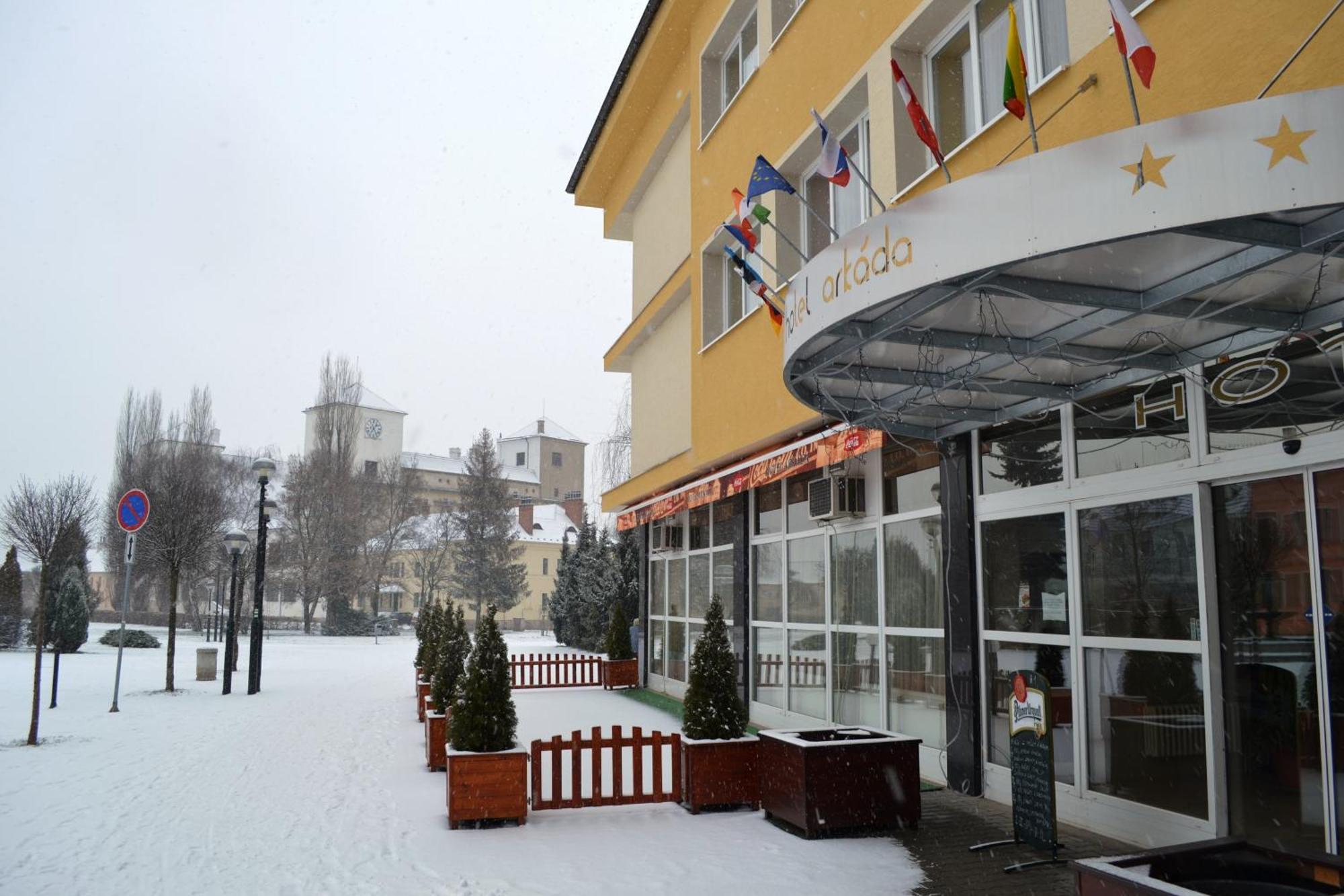 Arkada Hotel Bucovice Экстерьер фото