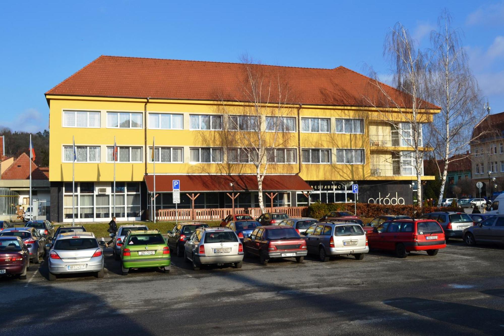 Arkada Hotel Bucovice Экстерьер фото