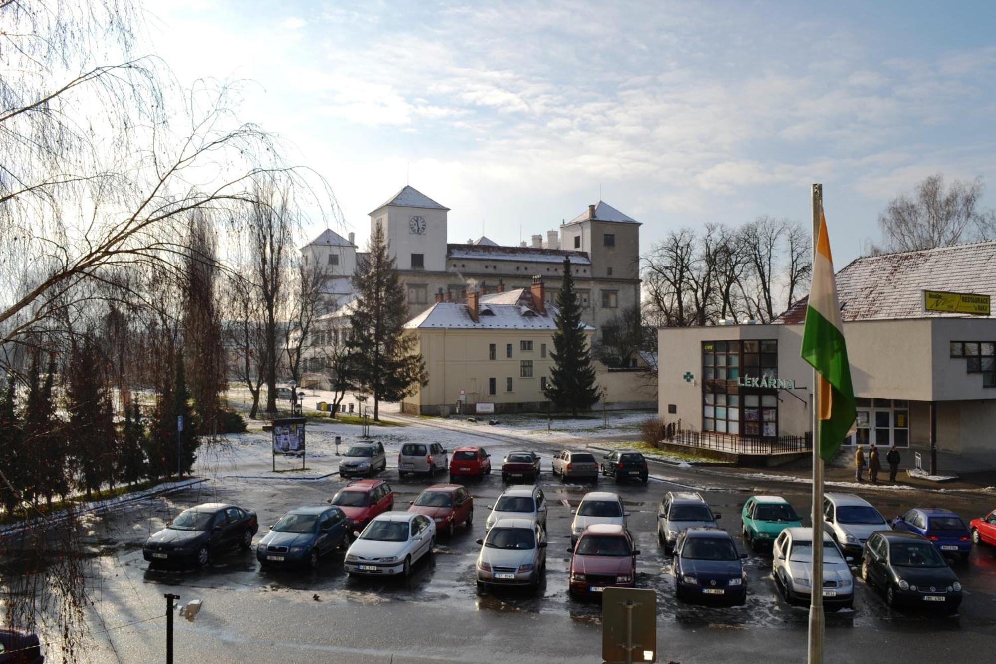 Arkada Hotel Bucovice Экстерьер фото