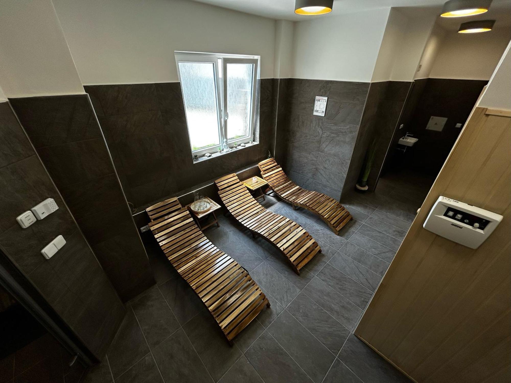 Arkada Hotel Bucovice Экстерьер фото