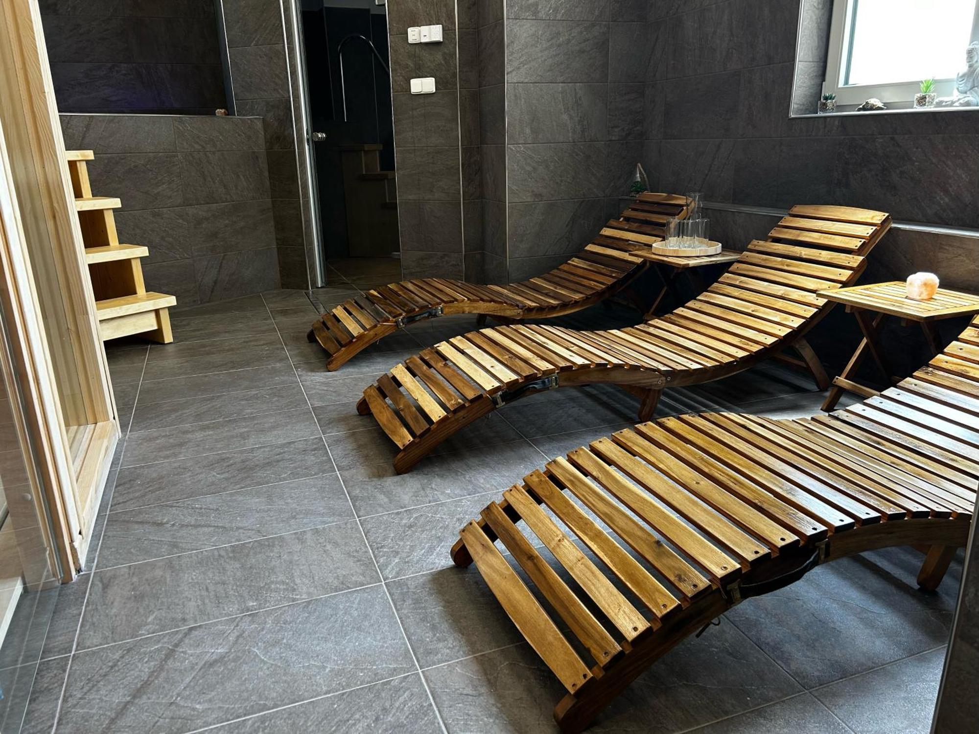 Arkada Hotel Bucovice Экстерьер фото