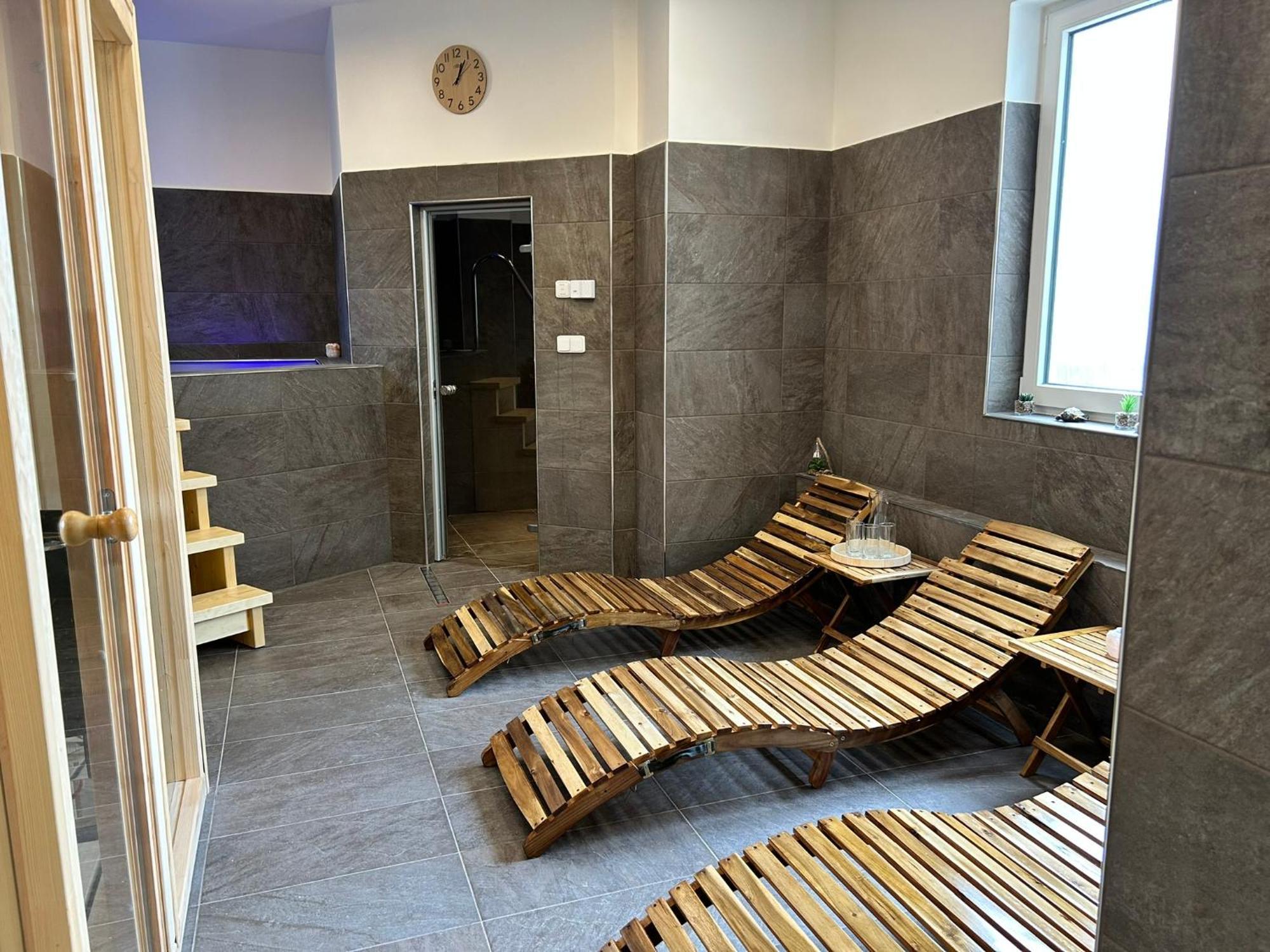 Arkada Hotel Bucovice Экстерьер фото