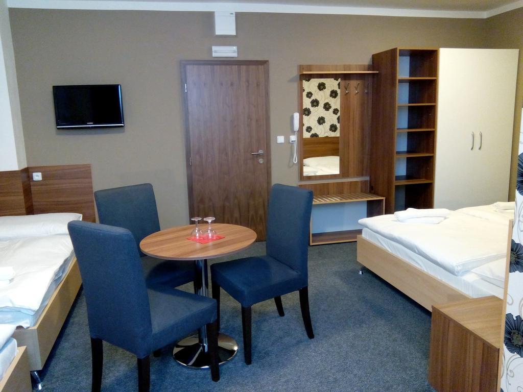 Arkada Hotel Bucovice Экстерьер фото
