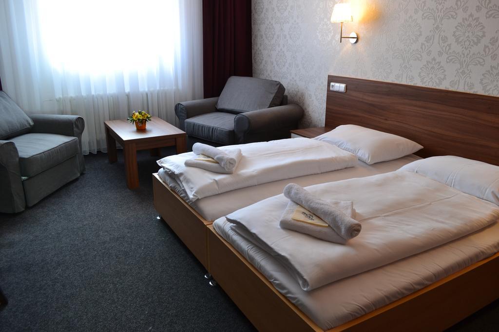 Arkada Hotel Bucovice Экстерьер фото