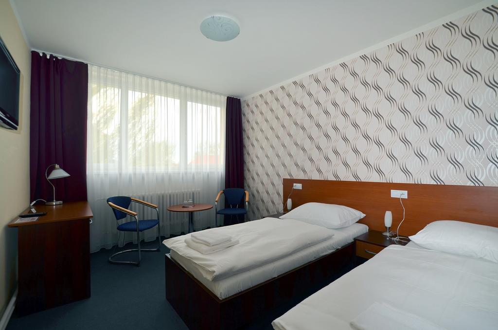 Arkada Hotel Bucovice Экстерьер фото