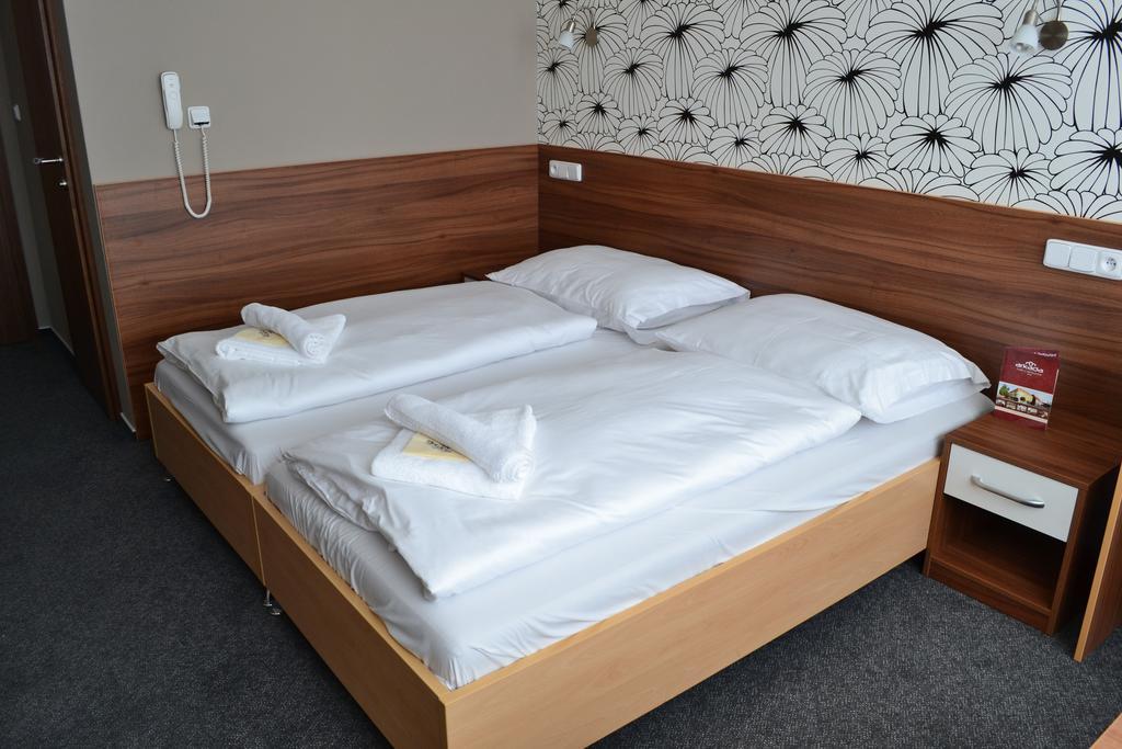 Arkada Hotel Bucovice Экстерьер фото