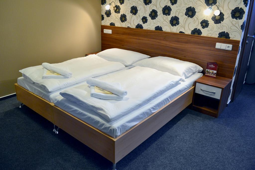 Arkada Hotel Bucovice Экстерьер фото