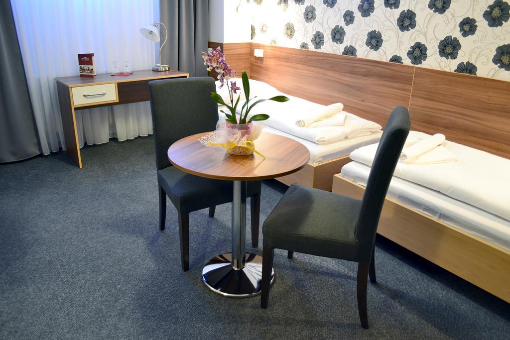 Arkada Hotel Bucovice Экстерьер фото