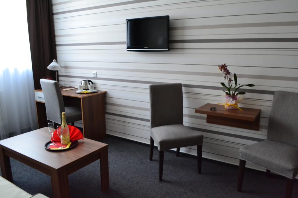 Arkada Hotel Bucovice Экстерьер фото