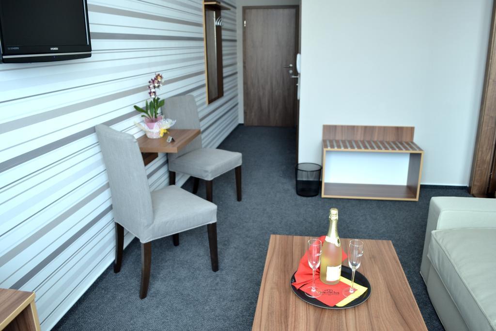 Arkada Hotel Bucovice Экстерьер фото