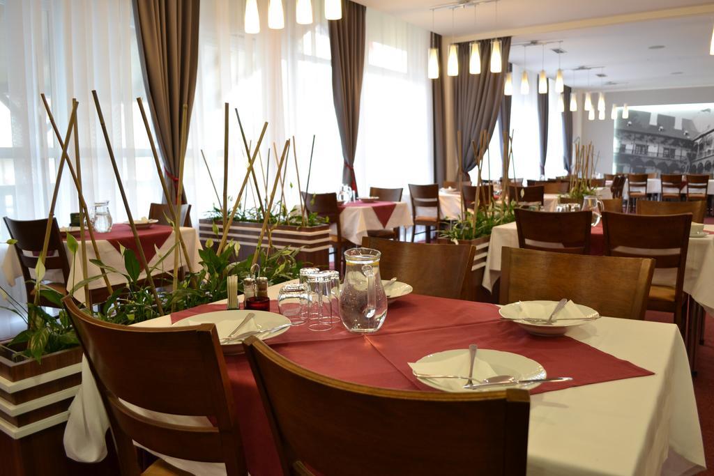 Arkada Hotel Bucovice Экстерьер фото