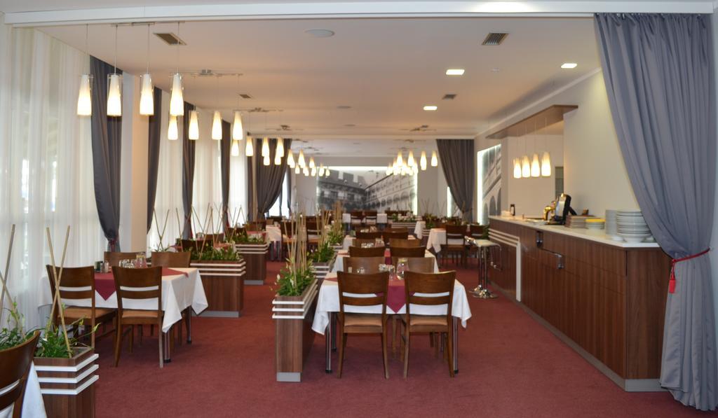 Arkada Hotel Bucovice Экстерьер фото