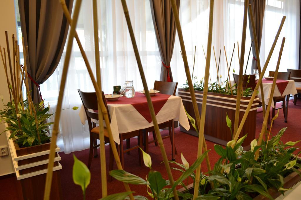 Arkada Hotel Bucovice Экстерьер фото