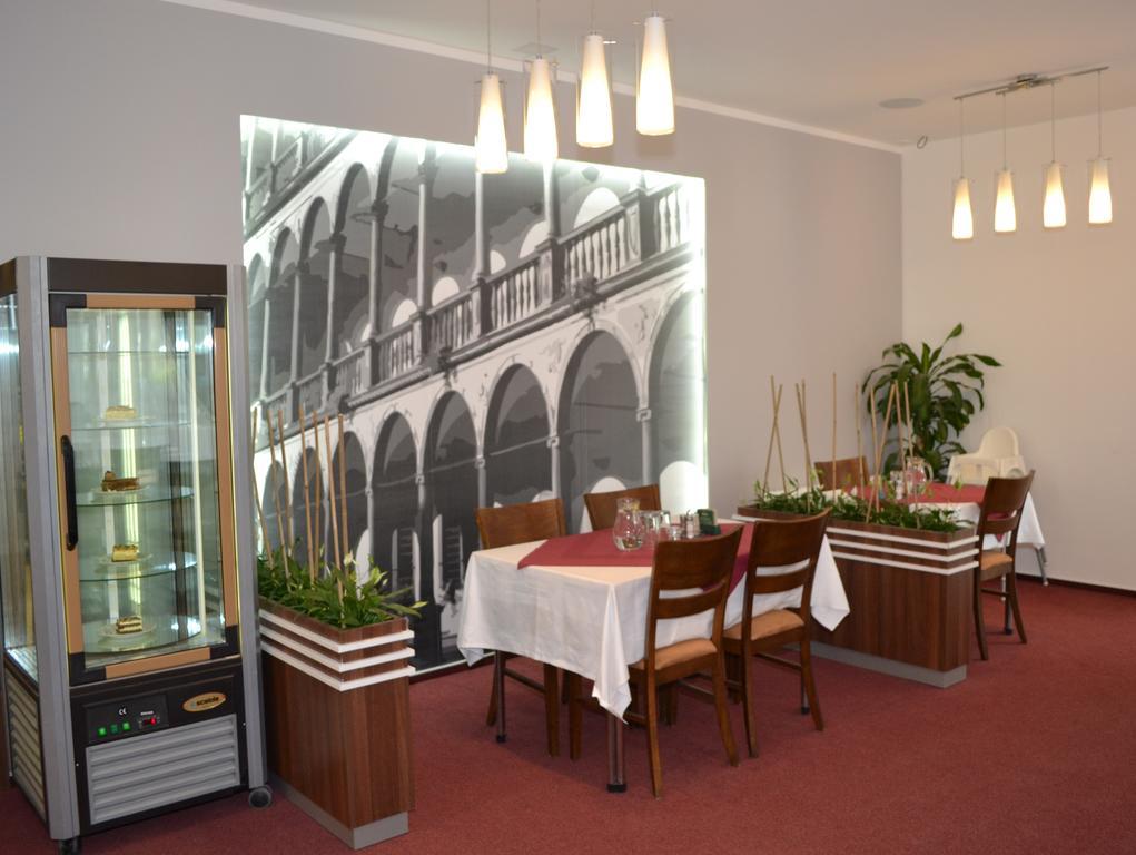 Arkada Hotel Bucovice Экстерьер фото