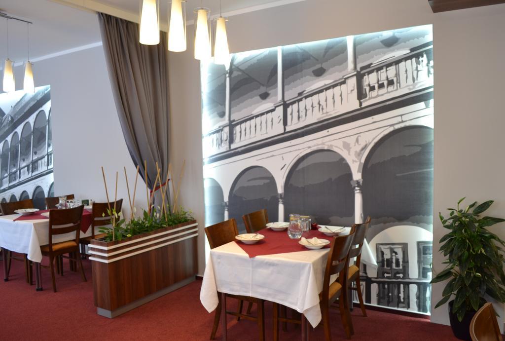 Arkada Hotel Bucovice Экстерьер фото