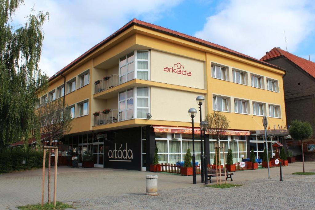 Arkada Hotel Bucovice Экстерьер фото