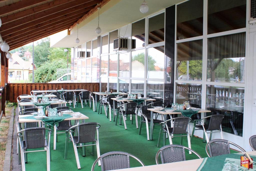 Arkada Hotel Bucovice Экстерьер фото