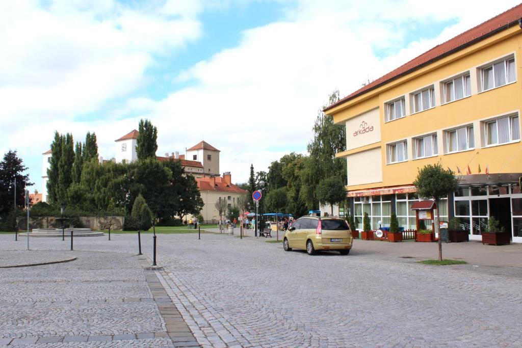 Arkada Hotel Bucovice Экстерьер фото