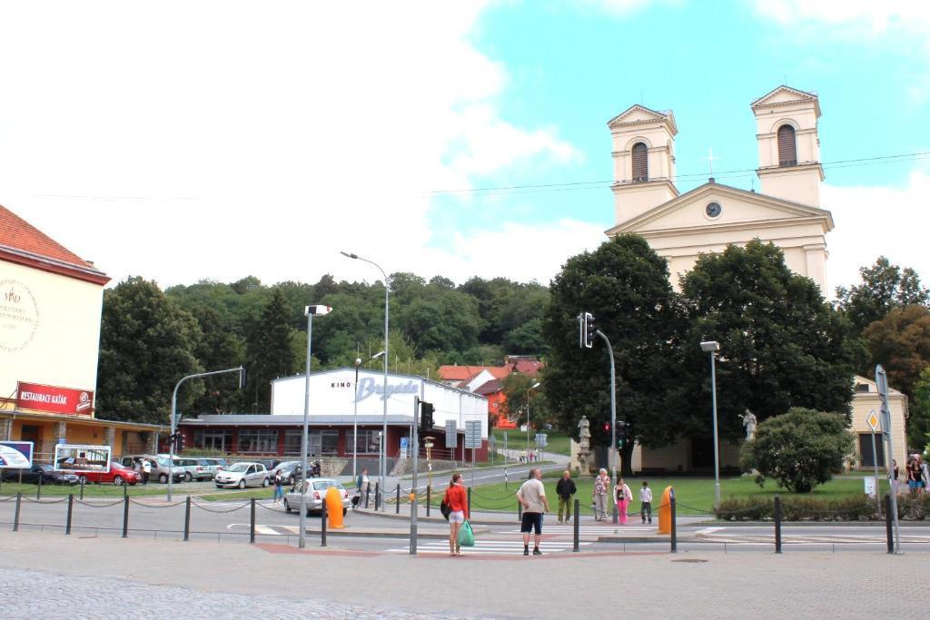 Arkada Hotel Bucovice Экстерьер фото