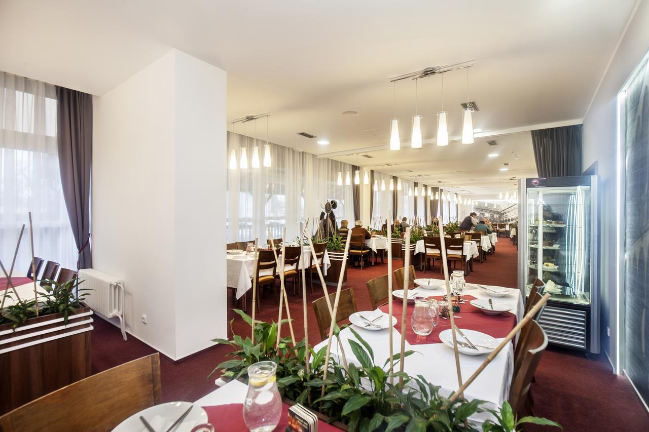 Arkada Hotel Bucovice Экстерьер фото