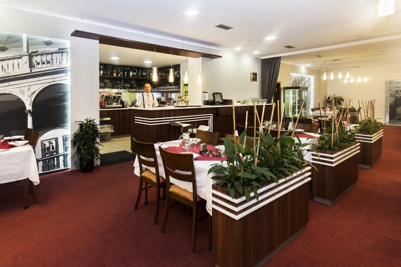 Arkada Hotel Bucovice Экстерьер фото