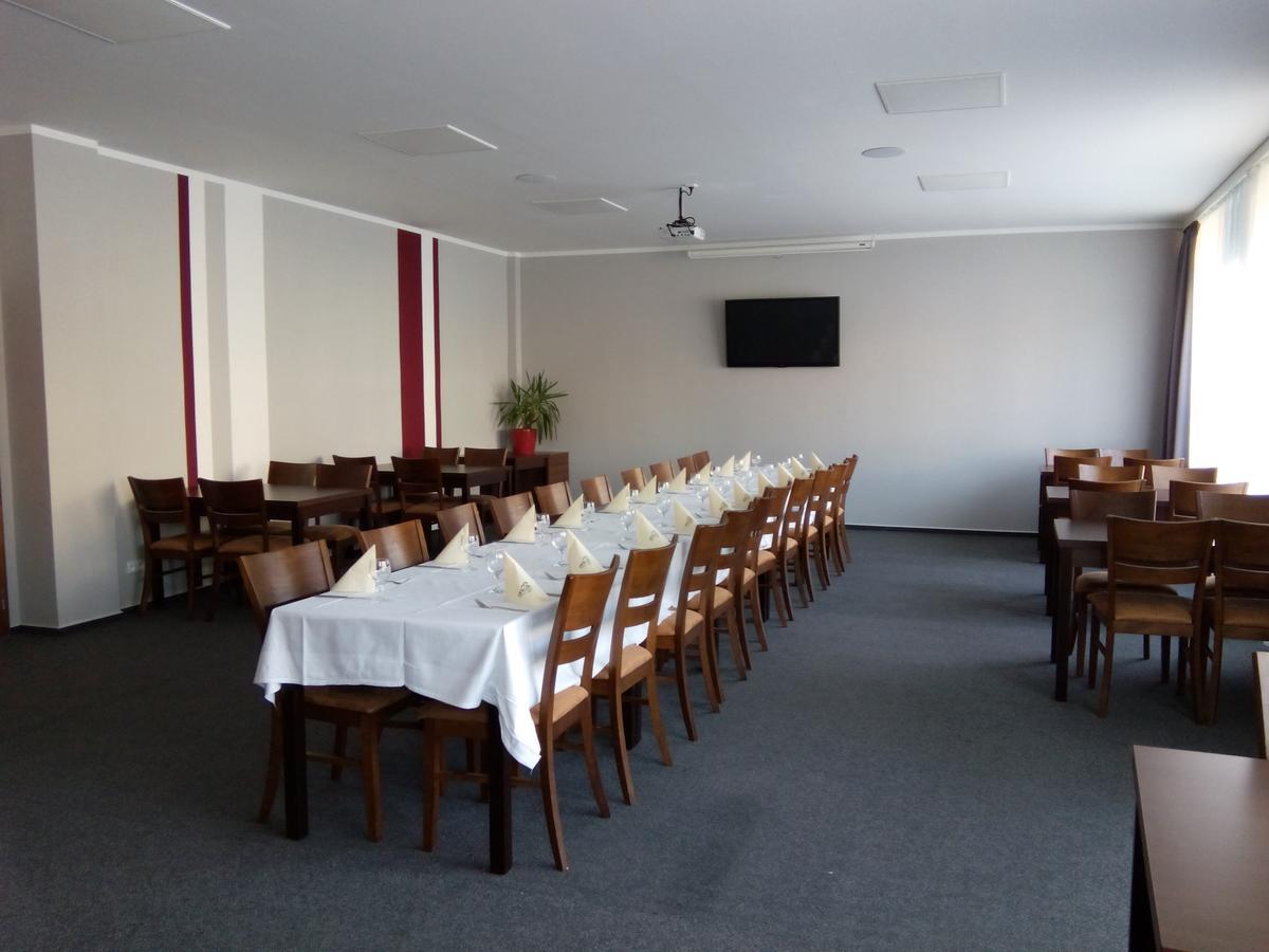 Arkada Hotel Bucovice Экстерьер фото