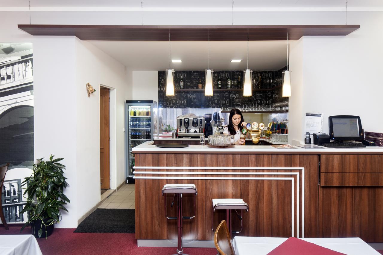 Arkada Hotel Bucovice Экстерьер фото