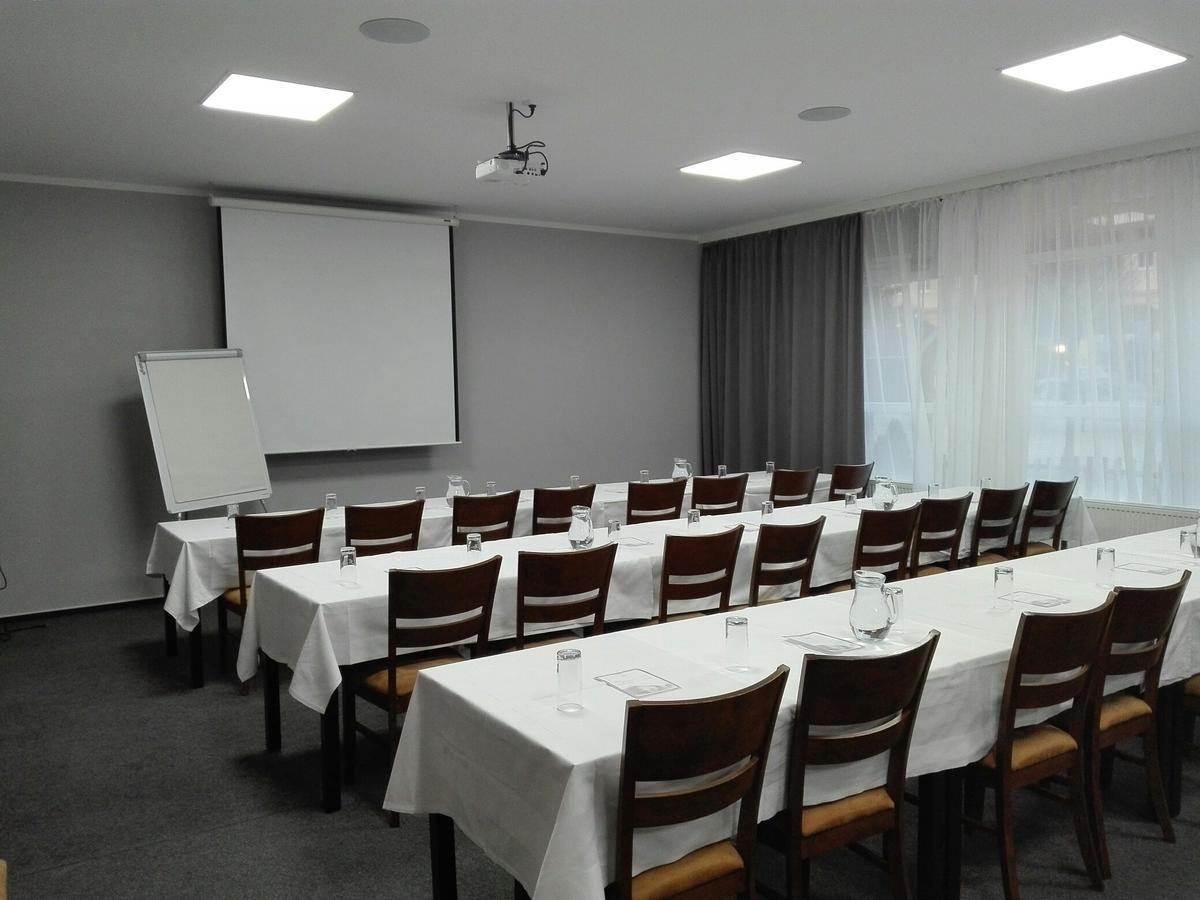 Arkada Hotel Bucovice Экстерьер фото