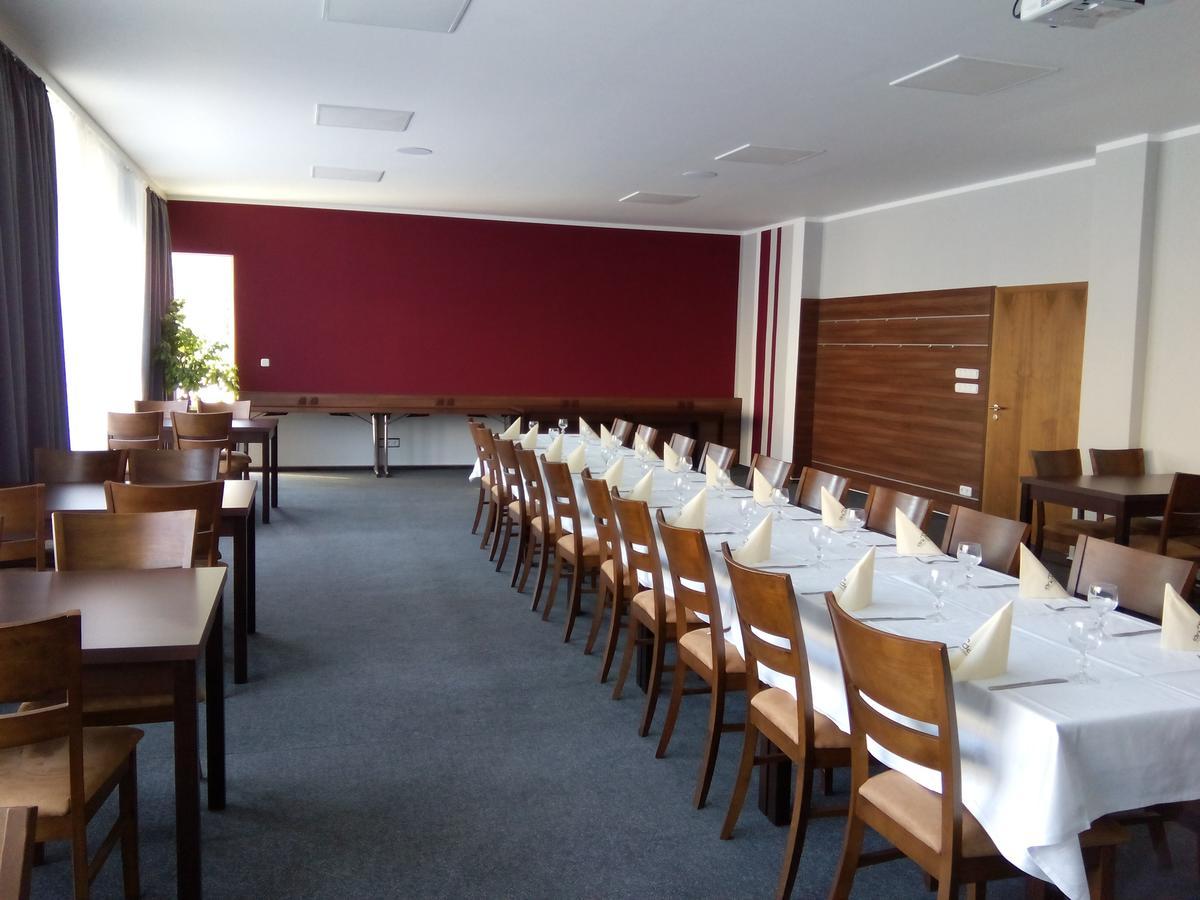 Arkada Hotel Bucovice Экстерьер фото